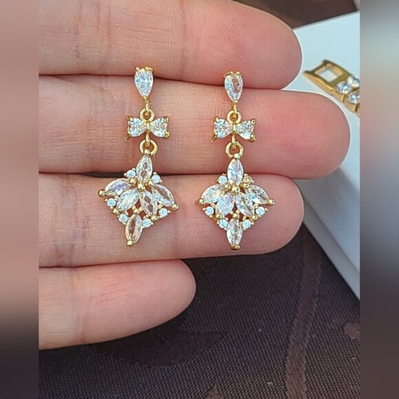 Gorgeous Gold Tone Crystal Drop Vintage Style Earrings - Picture 3 of 5